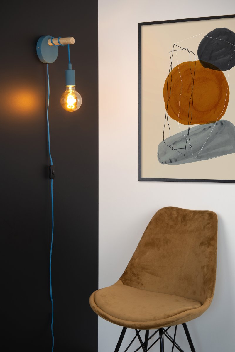Pola Blå barnlampa från Lucide - Med sin f&auml;rgstarka, tidl&ouml;sa design och kompakta format passar den i de flesta milj&ouml;er.