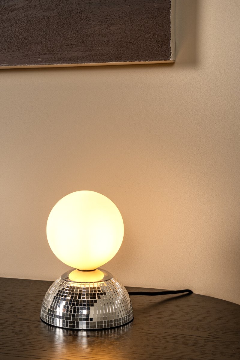 Glitzer 18cm Silver barnlampa från Lucide - Lampfoten i metall har en glittrande, spegelliknande yta som ger ett effektfullt intryck, medan den runda glaskupan sprider ett mjukt och behagligt ljus.