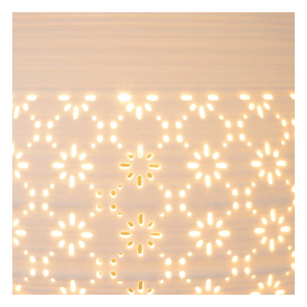 Tiesse 26cm Vit bordslampa från Lucide - Tillverkad i h&ouml;gkvalitativt porslin med ett elegant m&ouml;nster l&aring;ter Tiesse ljuset sippra ut p&aring; ett subtilt och st&auml;mningsfullt s&auml;tt.