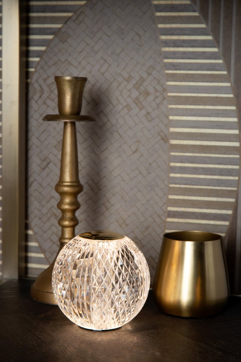 Cintra 9cm Transparent portabel från Lucide - Den laddas fullt p&aring; 3 timmar med medf&ouml;ljande USB-C-kabel (40cm) och kan lysa upp till 24 timmar p&aring; l&auml;gsta ljusstyrkan och upp till 3h p&aring; h&ouml;gsta.