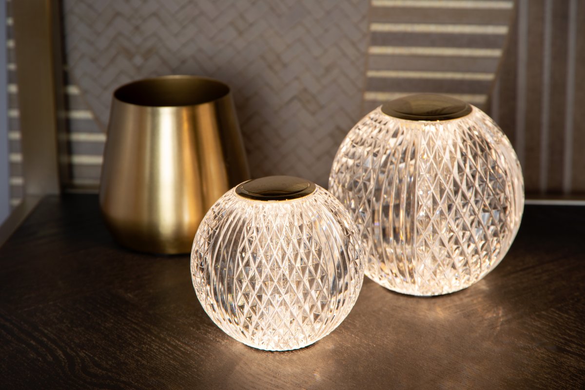 Cintra 9cm Transparent portabel från Lucide - Den laddas fullt p&aring; 3 timmar med medf&ouml;ljande USB-C-kabel (40cm) och kan lysa upp till 24 timmar p&aring; l&auml;gsta ljusstyrkan och upp till 3h p&aring; h&ouml;gsta.