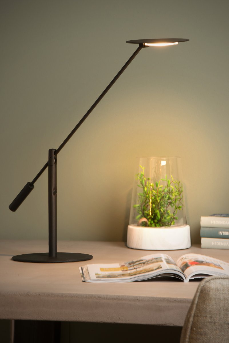 Anselmo 50cm Svart skrivbordslampa från Lucide - Sk&auml;rmen och armen kan vridas f&ouml;r att rikta ljuset efter behov och h&ouml;jden &auml;r dessutom justerbar mellan 24&ndash;50 cm, vilket g&ouml;r den flexibel i alla arbetsmilj&ouml;er.
