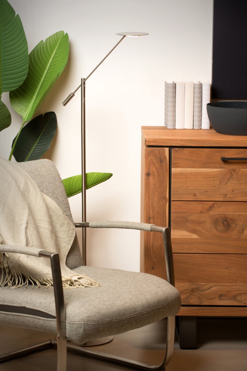 Anselmo Krom golvlampa från Lucide - Den smala designen och tunna lampsk&auml;rmen g&ouml;r att den knappt tar n&aring;gon plats, samtidigt som den &auml;r h&ouml;jdjusterbar mellan 110&ndash;140 cm.