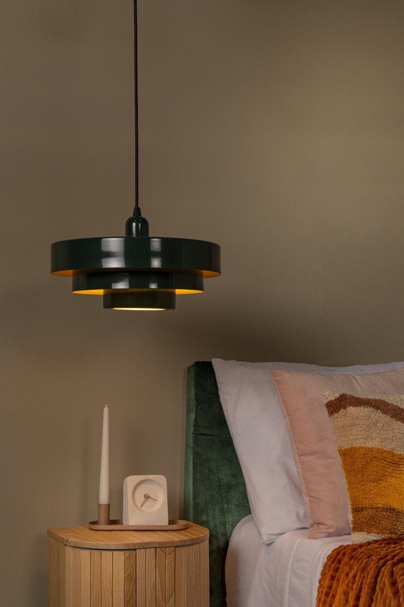 Runa Ø35 Grön taklampa från Lucide - Den lagerbyggda sk&auml;rmen ger ett behagligt, ned&aring;triktat ljus som passar lika bra &ouml;ver matbordet som i k&ouml;ket eller vardagsrummet.