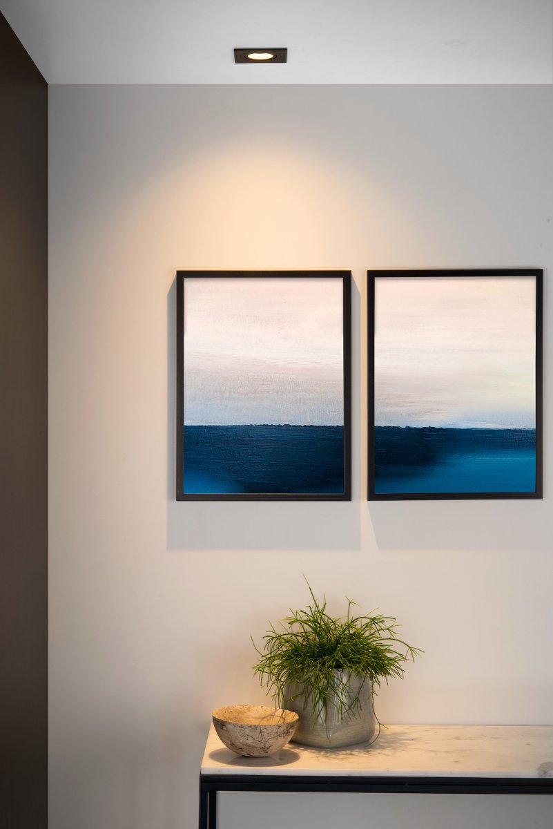 Tube spotlight GU10 Svart från Lucide - Den &auml;r framtagen f&ouml;r att enkelt integreras i undertak och passar perfekt i moderna milj&ouml;er som vardagsrum, hall eller sovrum.