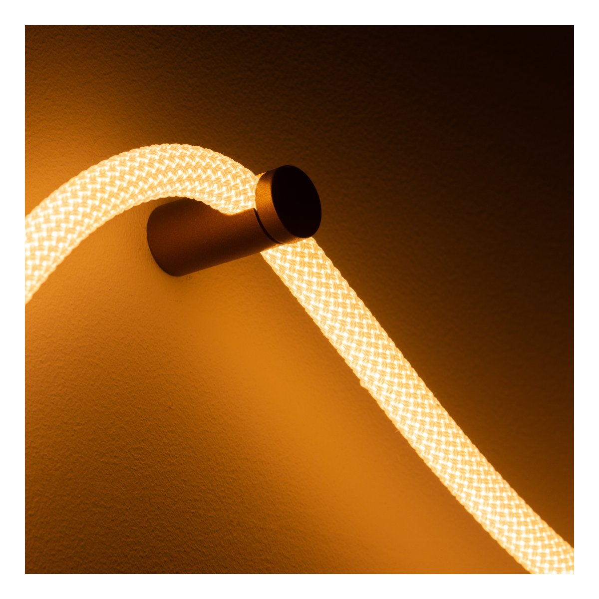 Janderin 500cm Brun vägglampa från Lucide - Den integrerade LED-slingan (48W) &auml;r b&aring;de dimbar och justerbar i f&auml;rgtemperatur (2200K&ndash;3300K) och styrs enkelt med en handr&ouml;relsesensor.