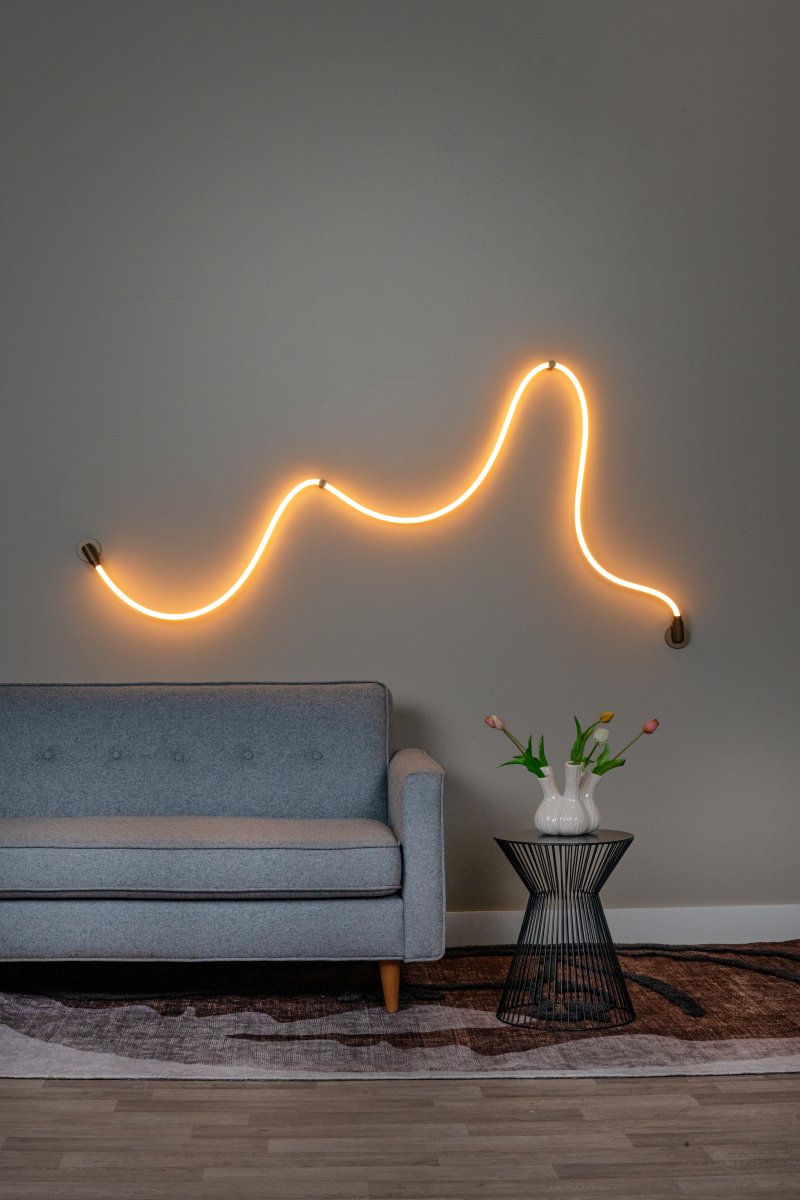 Janderin 500cm Brun vägglampa från Lucide - Den integrerade LED-slingan (48W) &auml;r b&aring;de dimbar och justerbar i f&auml;rgtemperatur (2200K&ndash;3300K) och styrs enkelt med en handr&ouml;relsesensor.