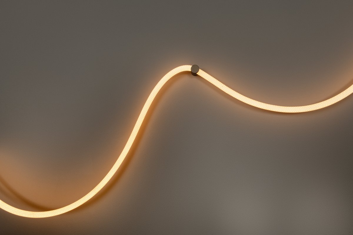 Janderin 500cm Brun vägglampa från Lucide - Den integrerade LED-slingan (48W) &auml;r b&aring;de dimbar och justerbar i f&auml;rgtemperatur (2200K&ndash;3300K) och styrs enkelt med en handr&ouml;relsesensor.
