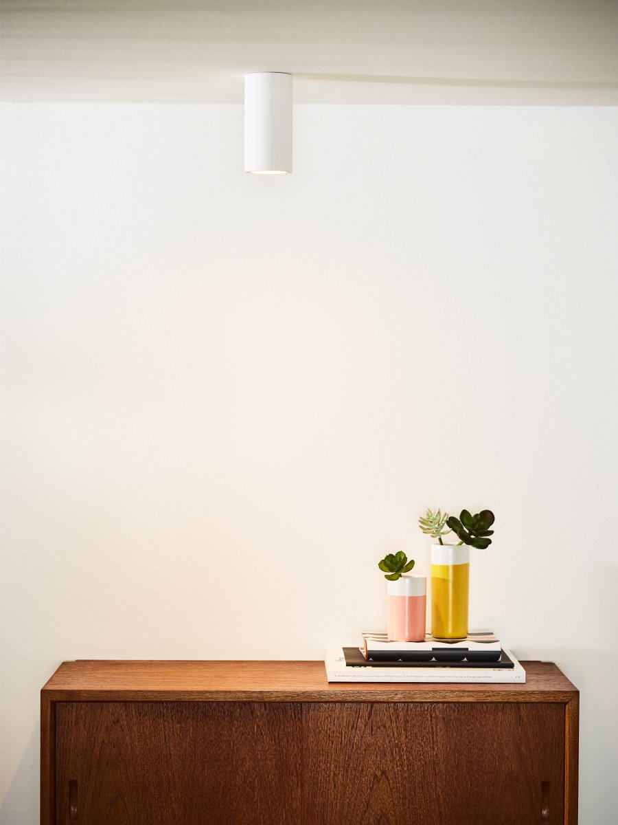 Gipsy Vit spotlight från Lucide - Den runda, tubformade designen i vitt gips g&ouml;r lampan till en stilren blickf&aring;ngare i hall, sovrum eller vardagsrum.