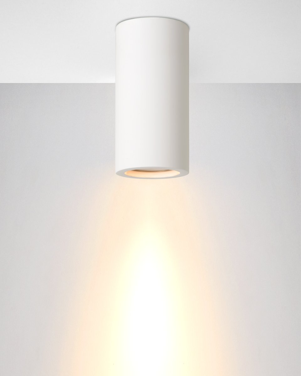 Gipsy Vit spotlight från Lucide - Den runda, tubformade designen i vitt gips g&ouml;r lampan till en stilren blickf&aring;ngare i hall, sovrum eller vardagsrum.