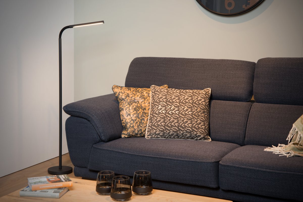 Gilly Svart golvlampa från Lucide - Den &auml;r utrustad med integrerad LED-belysning och har en r&ouml;rlig arm som g&ouml;r det enkelt att rikta LED-panelen precis dit du vill ha ljuset.