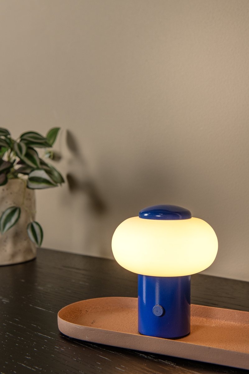 Gustav 10cm Blå portabel från Lucide - Gustav &auml;r en portabel bordslampa av metall och glas i en mjuk bl&aring; f&auml;rg som ger ett varmt och st&auml;mningsfullt ljus.