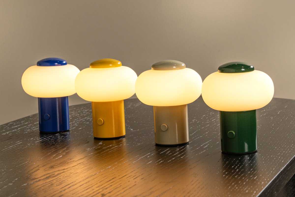 Gustav 10cm Blå portabel från Lucide - Gustav &auml;r en portabel bordslampa av metall och glas i en mjuk bl&aring; f&auml;rg som ger ett varmt och st&auml;mningsfullt ljus.