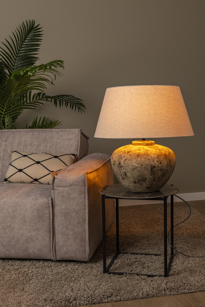 Davina 58cm Brun bordslampa från Lucide - Tillsammans med den ovala textilsk&auml;rmen i en mjuk vit ton skapas ett behagligt och ombonat ljus.