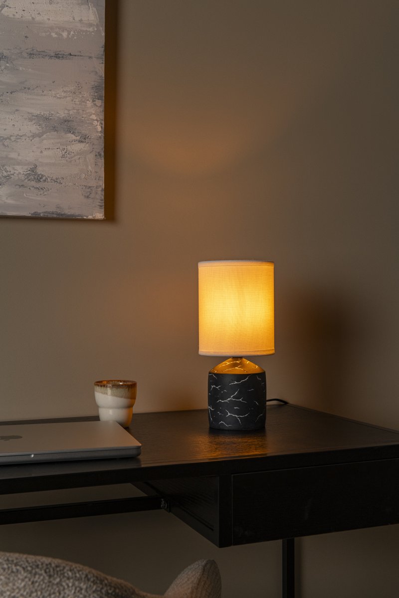 Fran 30cm Svart bordslampa från Lucide - Fran bordslampa har ett stilrent uttryck med en dekorativ lampfot av keramik i svart f&auml;rg.
