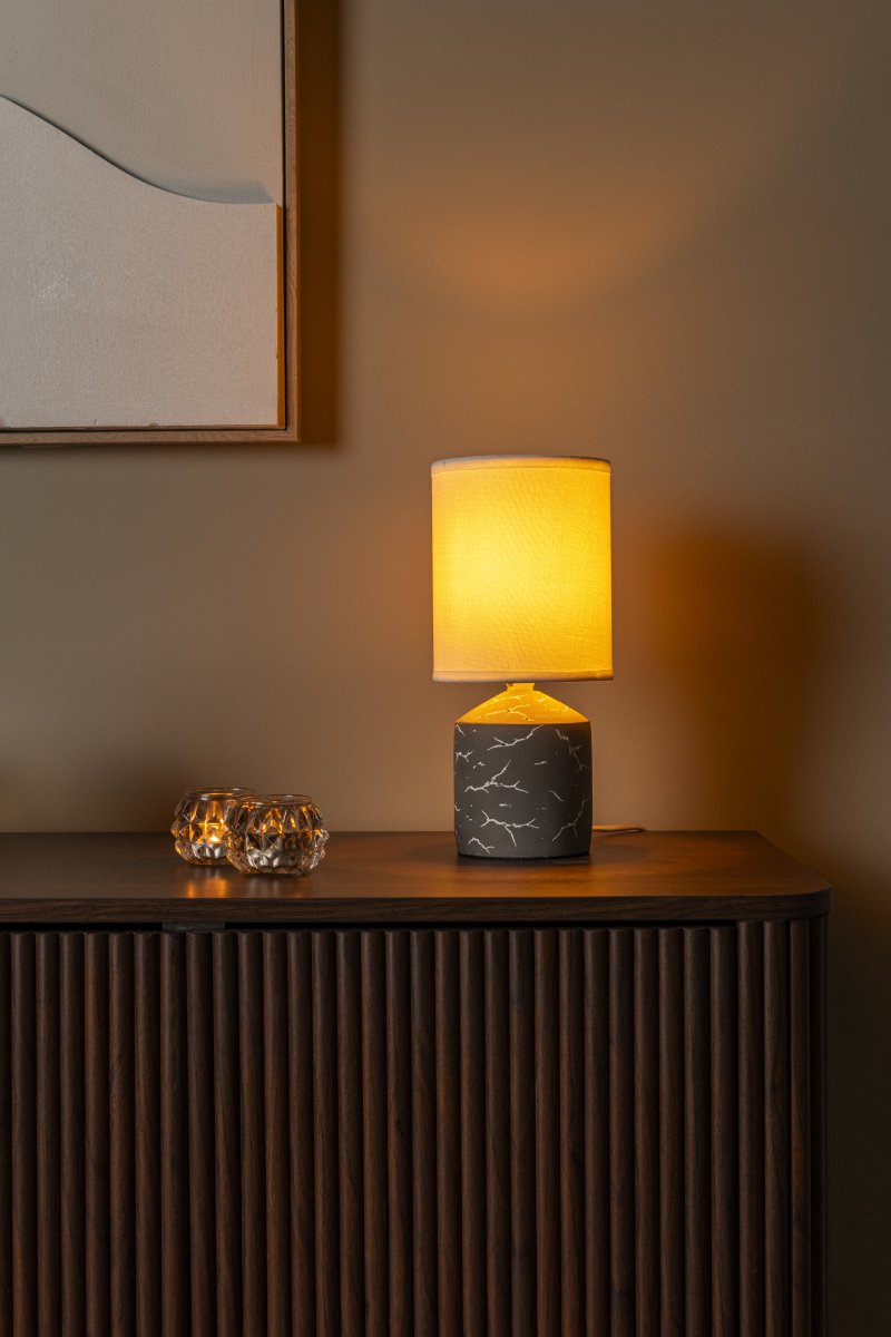 Fran 30cm Taupe bordslampa från Lucide - Fran bordslampa har ett stilrent uttryck med en dekorativ lampfot av keramik i m&ouml;rk beige f&auml;rg.