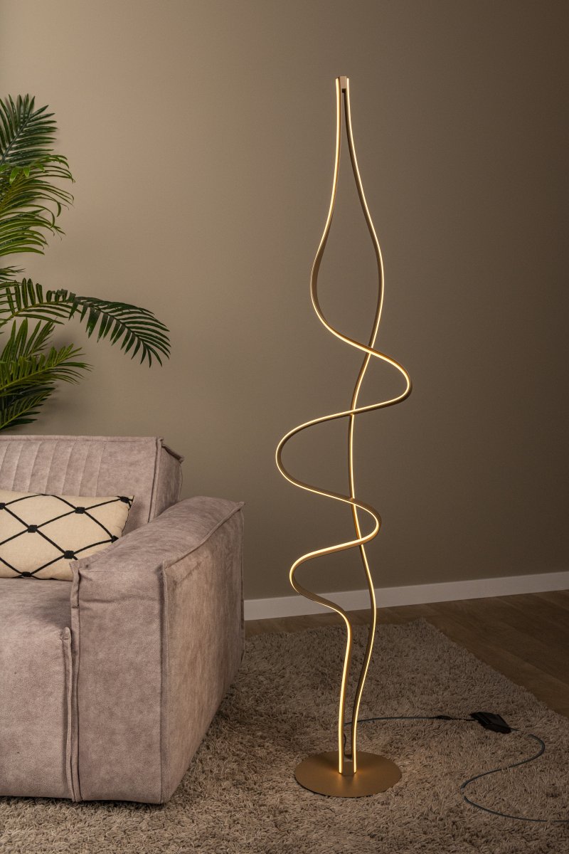 Lambada Mässing golvlampa från Lucide - Lambada &auml;r en elegant golvlampa i metall med en exklusiv matt m&auml;ssingfinish och en mjukt organisk form som f&aring;ngar blicken.