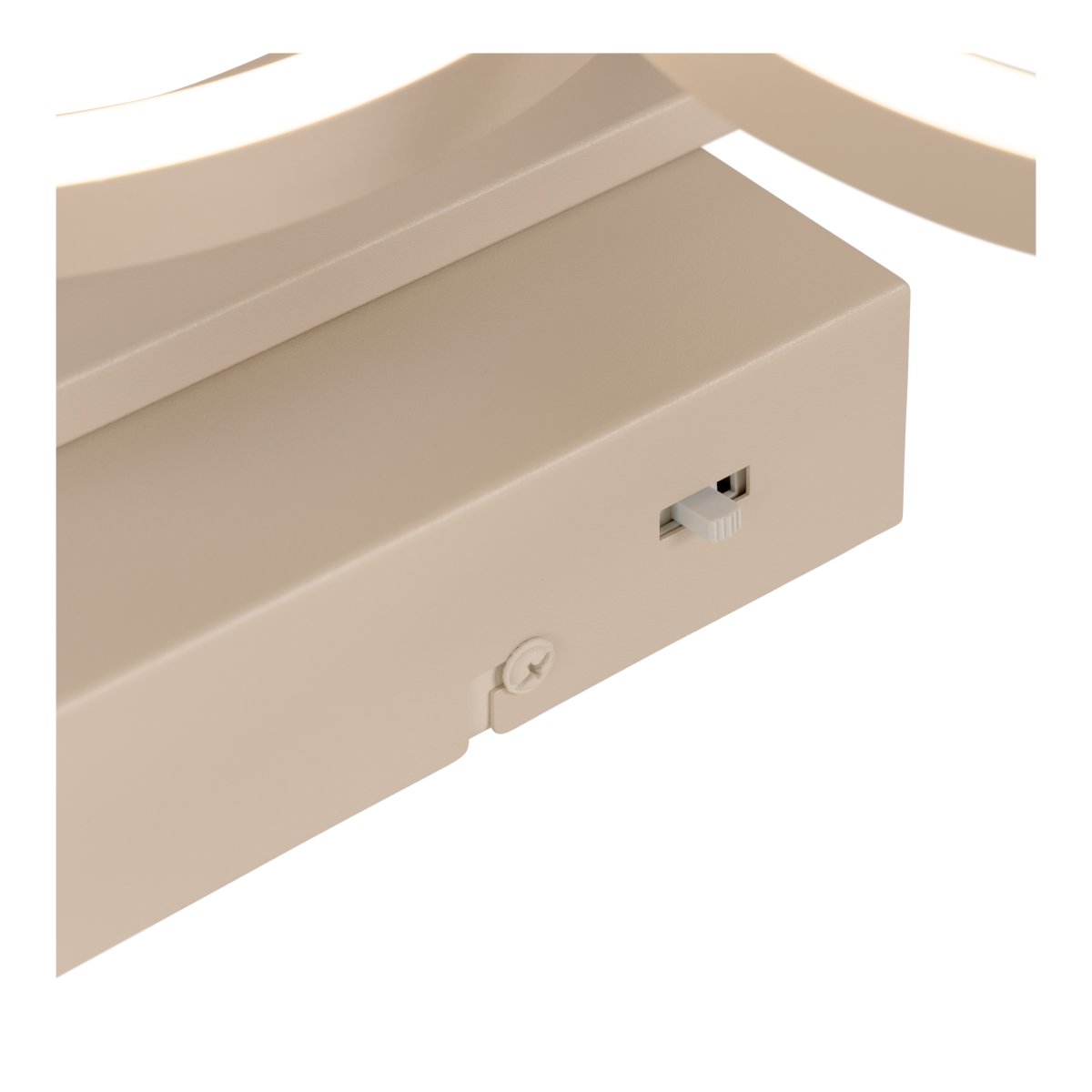 Nicola 132cm Beige plafond från Lucide - Lampan har integrerad LED d&auml;r f&auml;rgtemperaturen enkelt kan justeras mellan varmvitt och kallvitt ljus vid installation, vilket g&ouml;r den anpassningsbar f&ouml;r olika milj&ouml;er och behov.