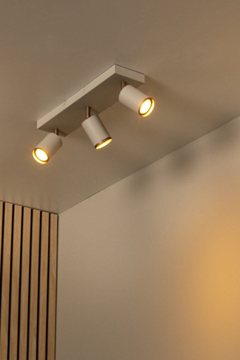 Regina 3 Taupe spotlight från Lucide - Takspotlight Regina &auml;r en stilren och modern belysningsl&ouml;sning i metall med en elegant taupef&auml;rgad finish och detaljer i brun metall.
