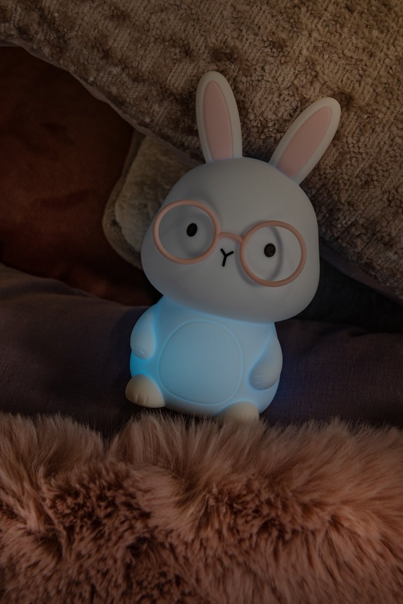 Rabbit Vit barnlampa från Lucide - Rabbit &auml;r en lekfull, uppladdningsbar bordslampa f&ouml;r barnrum som sprider ett mjukt och tryggt sken.