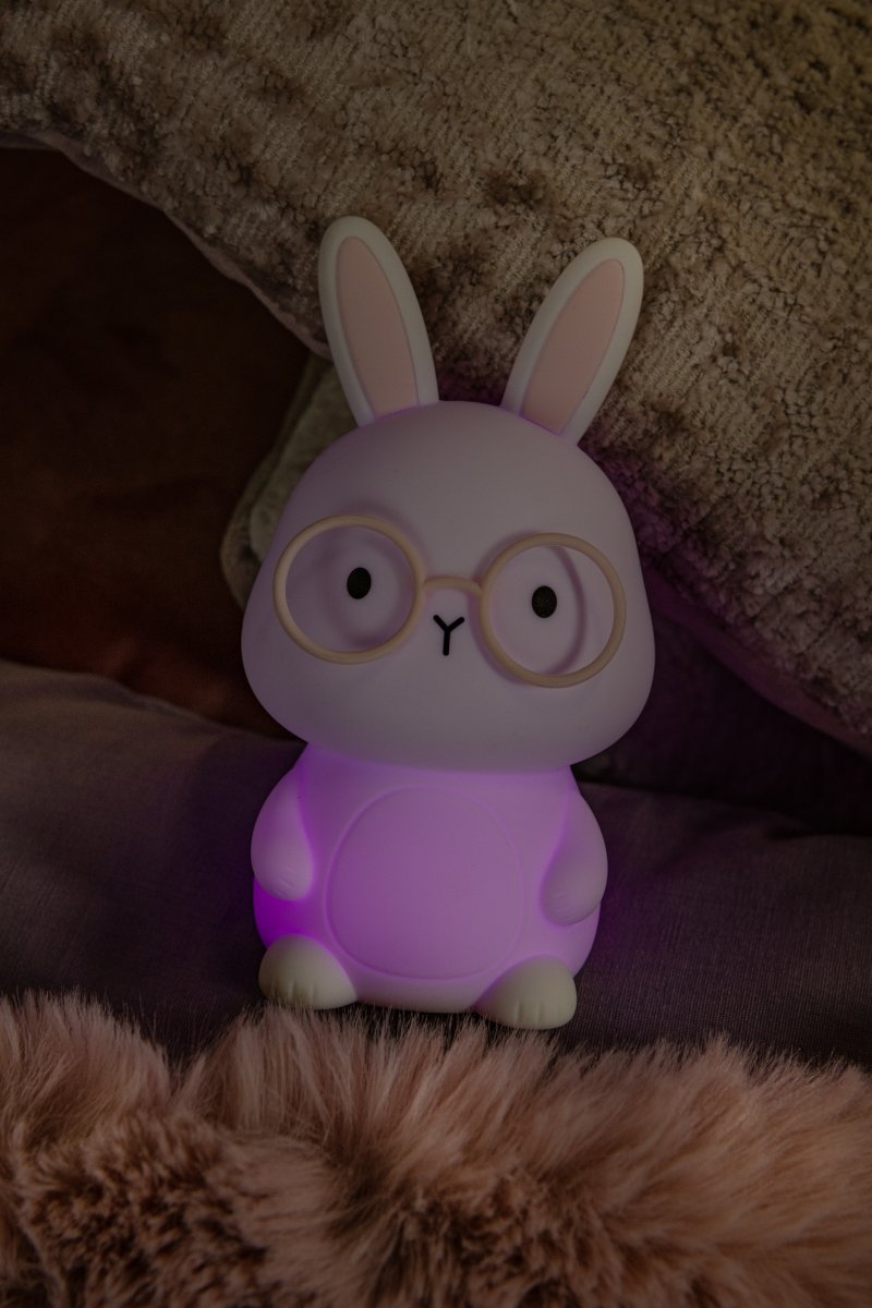 Rabbit Vit barnlampa från Lucide - Rabbit &auml;r en lekfull, uppladdningsbar bordslampa f&ouml;r barnrum som sprider ett mjukt och tryggt sken.