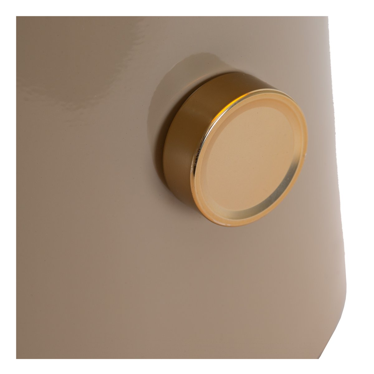 Barone 52cm Taupe bordslampa från Lucide - Den karakt&auml;ristiska sk&auml;rmen kan vinklas f&ouml;r att skapa ett unikt uttryck och f&ouml;r att rikta ljuset precis dit du vill ha det.