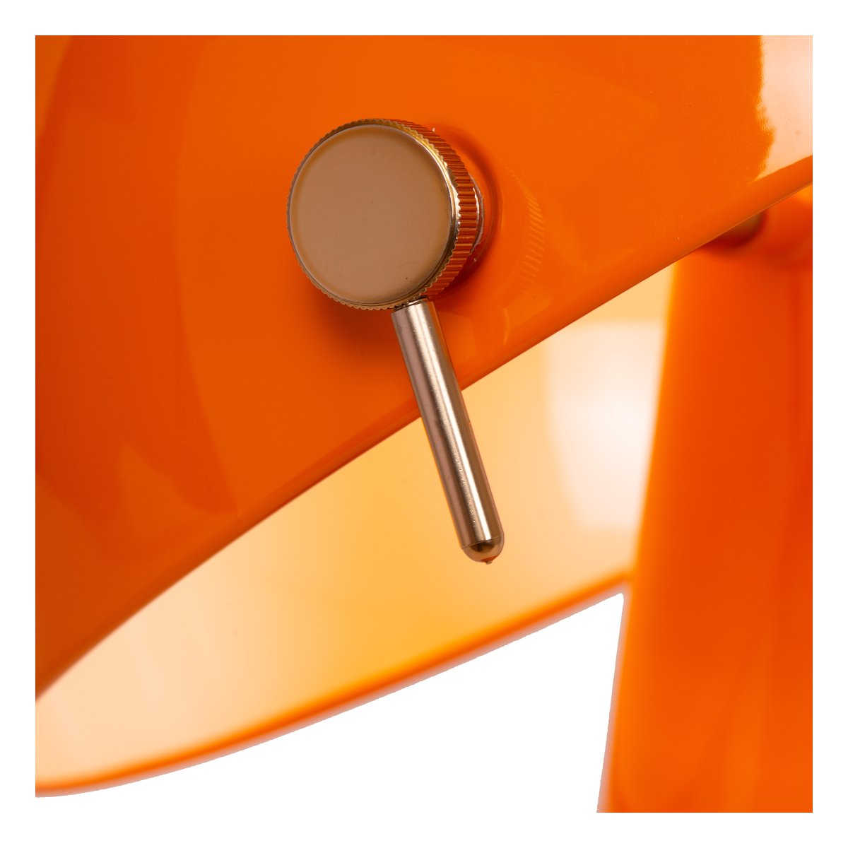 Barone 52cm Orange bordslampa från Lucide - Den karakt&auml;ristiska sk&auml;rmen kan vinklas f&ouml;r att skapa ett unikt uttryck och f&ouml;r att rikta ljuset precis dit du vill ha det.