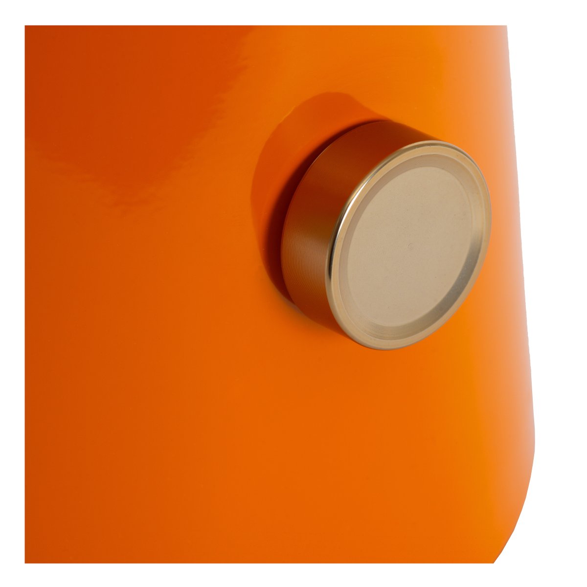 Barone 52cm Orange bordslampa från Lucide - Den karakt&auml;ristiska sk&auml;rmen kan vinklas f&ouml;r att skapa ett unikt uttryck och f&ouml;r att rikta ljuset precis dit du vill ha det.