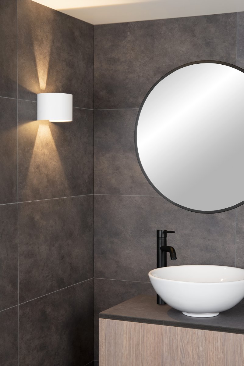 Axi Vit badrumslampa från Lucide - Axi v&auml;gglampa &auml;r redo att lysa upp ditt badrum med sina eleganta former och med den integrerade LED belysningen kombinerar den stil med funktionalitet.