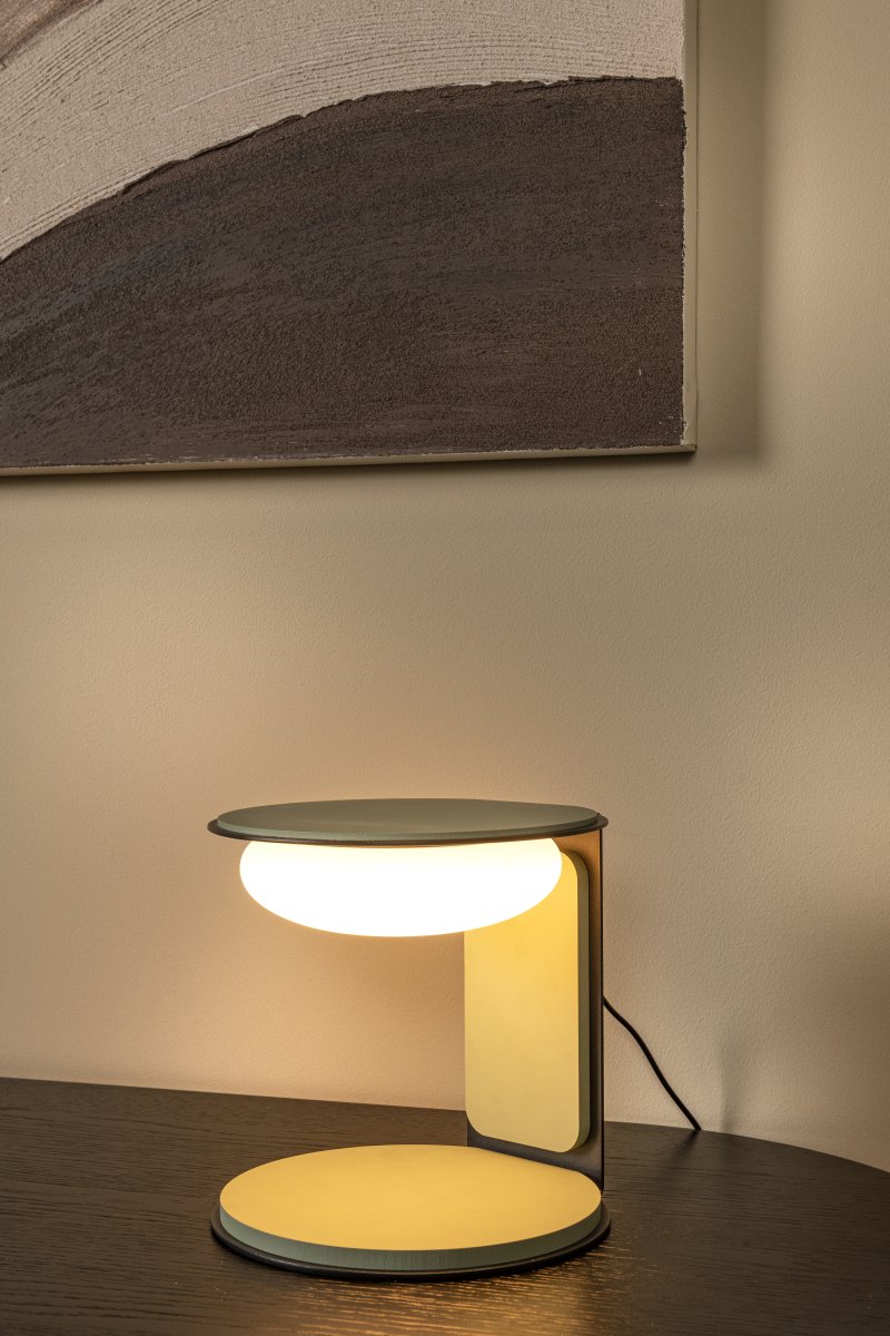 Alinda 20cm Grön bordslampa från Lucide - Alinda &auml;r en smart och stilren bordslampa tillverkad av tr&auml; med en elegant glaskupa och integrerad LED.