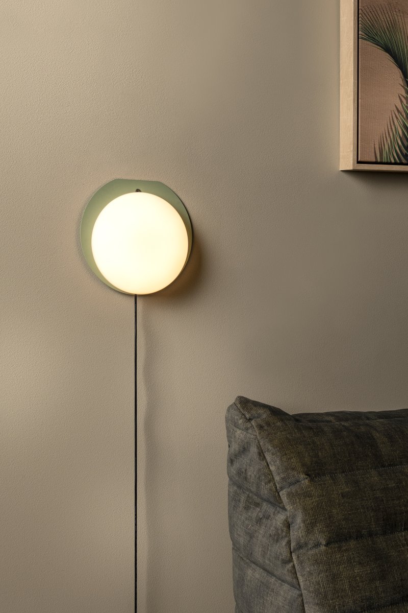 Alinda 20cm Grön bordslampa från Lucide - Alinda &auml;r en smart och stilren bordslampa tillverkad av tr&auml; med en elegant glaskupa och integrerad LED.