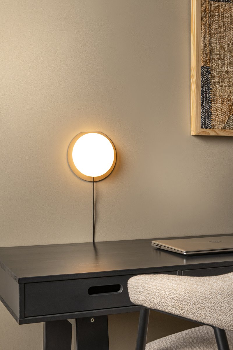 Alinda 20cm Beige bordslampa från Lucide - Alinda &auml;r en smart och stilren bordslampa tillverkad av tr&auml; med en elegant glaskupa och integrerad LED.