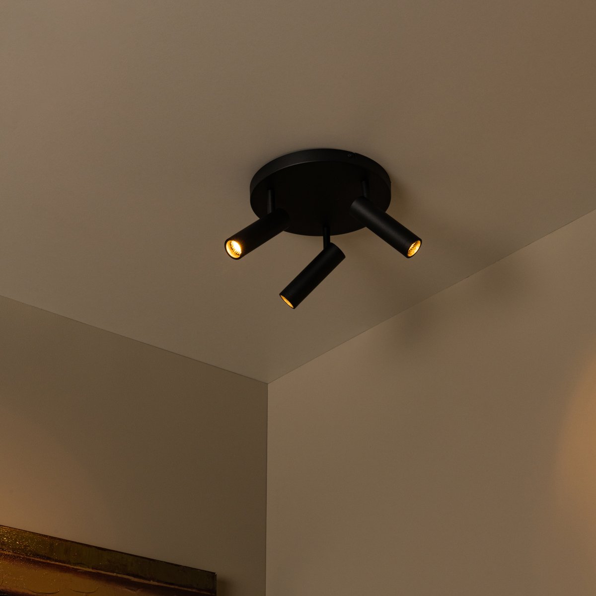 Grado 3 Svart spotlight från Lucide - En flexibel l&ouml;sning f&ouml;r dig som vill ha b&aring;de st&auml;mning och praktisk belysning i hemmet.