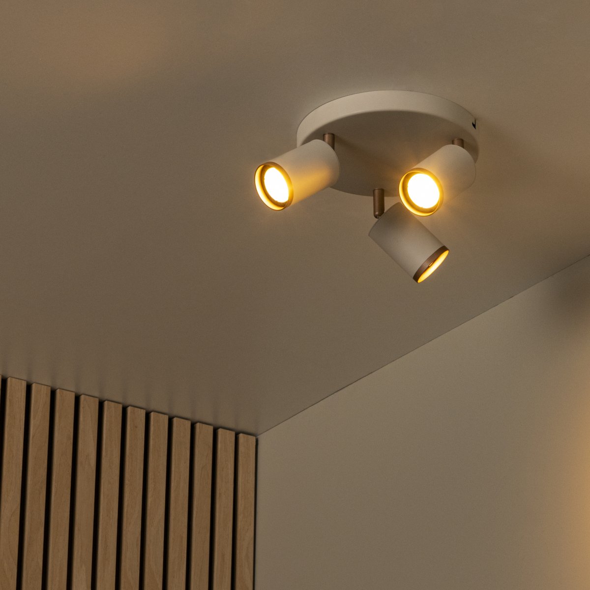 Regina 3 Taupe spotlight från Lucide - Takspotlight Regina &auml;r en stilren och modern belysningsl&ouml;sning i metall med en elegant taupef&auml;rgad finish och detaljer i brun metall.
