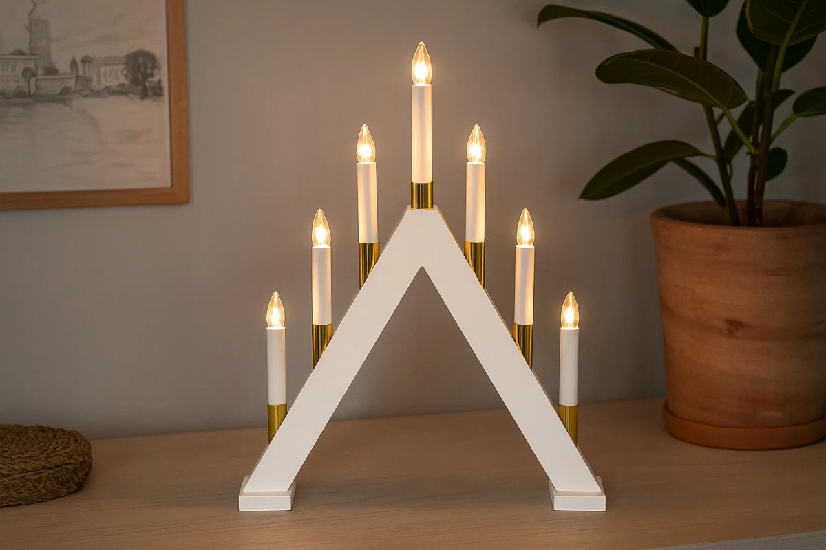 Hilda 7 Vit från Pixie Design - Hilda &auml;r en klassisk ljusstake med sju armar av tr&auml; i vit antik f&auml;rg.
