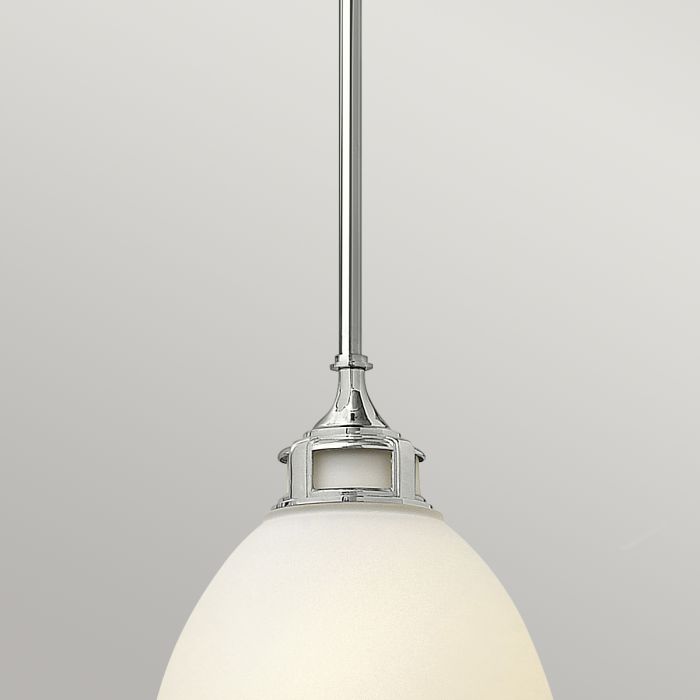 Amelia Ø32 Krom taklampa från Elstead Lighting - Amelia har en klassisk pendeldesign som f&ouml;rnyar vintage-detaljer med ett gjutet glasf&auml;ste, en gjuten metallram samt framtr&auml;dande g&aring;ngj&auml;rn och sp&auml;nnen.
