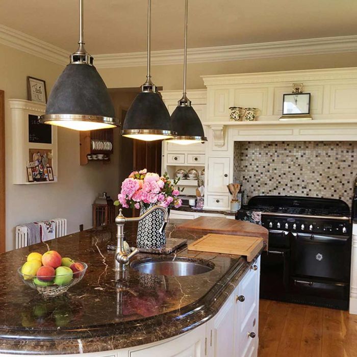 Amelia Ø32 Antik zink taklampa från Elstead Lighting - Kupolen har en etsad prismatisk bottenlins, och denna helmetalliska versionen i antik-zink har en autentisk vintagelook.