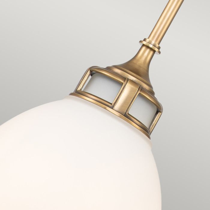 Amelia Ø32 Mässing taklampa från Elstead Lighting - Amelia har en klassisk pendeldesign som f&ouml;rnyar vintage-detaljer med ett gjutet glasf&auml;ste, en gjuten metallram samt framtr&auml;dande g&aring;ngj&auml;rn och sp&auml;nnen.