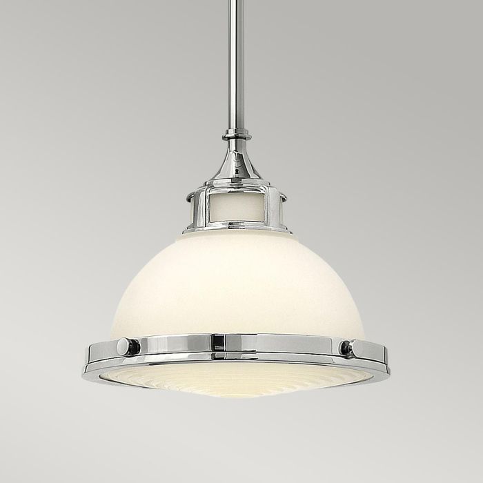 Amelia Ø30 Krom taklampa från Elstead Lighting - Amelia har en klassisk pendeldesign som f&ouml;rnyar vintage-detaljer med ett gjutet glasf&auml;ste, en gjuten metallram samt framtr&auml;dande g&aring;ngj&auml;rn och sp&auml;nnen.