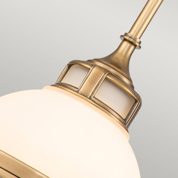Amelia Ø30 Mässing taklampa från Elstead Lighting - Amelia har en klassisk pendeldesign som f&ouml;rnyar vintage-detaljer med ett gjutet glasf&auml;ste, en gjuten metallram samt framtr&auml;dande g&aring;ngj&auml;rn och sp&auml;nnen.