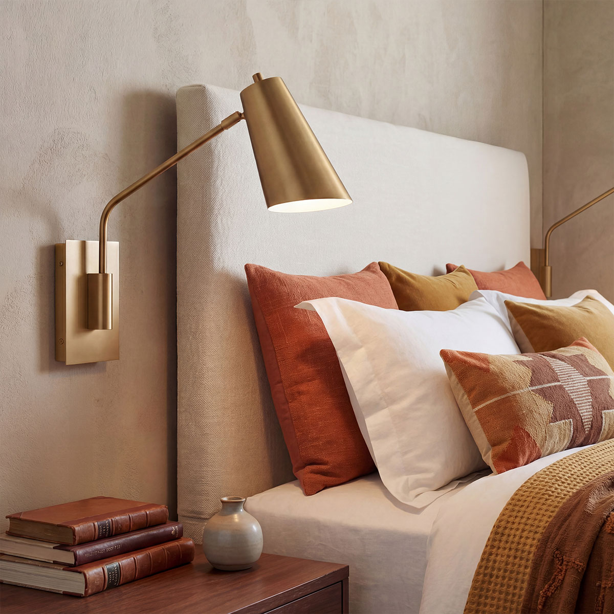 Bray 42cm Mässing läslampa från Elstead Lighting - Bray har dessutom en diskret integrerad str&ouml;mbrytare som g&ouml;r det enkelt att t&auml;nda och sl&auml;cka lampan direkt p&aring; armaturen.