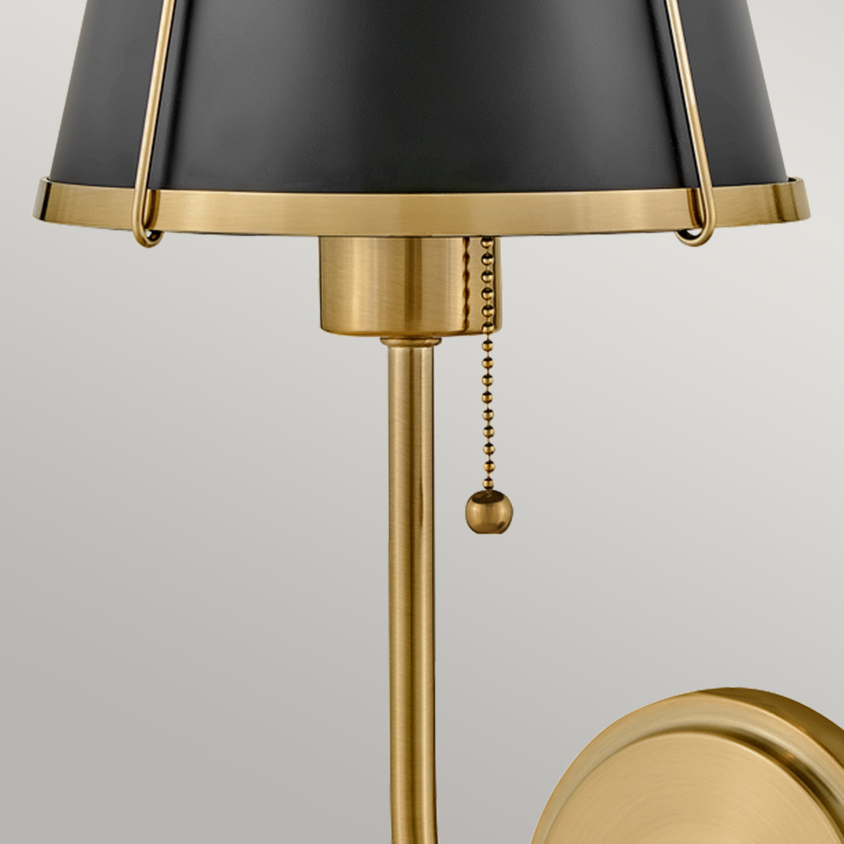 Clarke 40cm Mässing/svart vägglampa från Elstead Lighting - Clarke &auml;r en elegant v&auml;gglampa tillverkad av st&aring;l med en vacker finish i varm m&auml;ssing och en stilren svart sk&auml;rm.