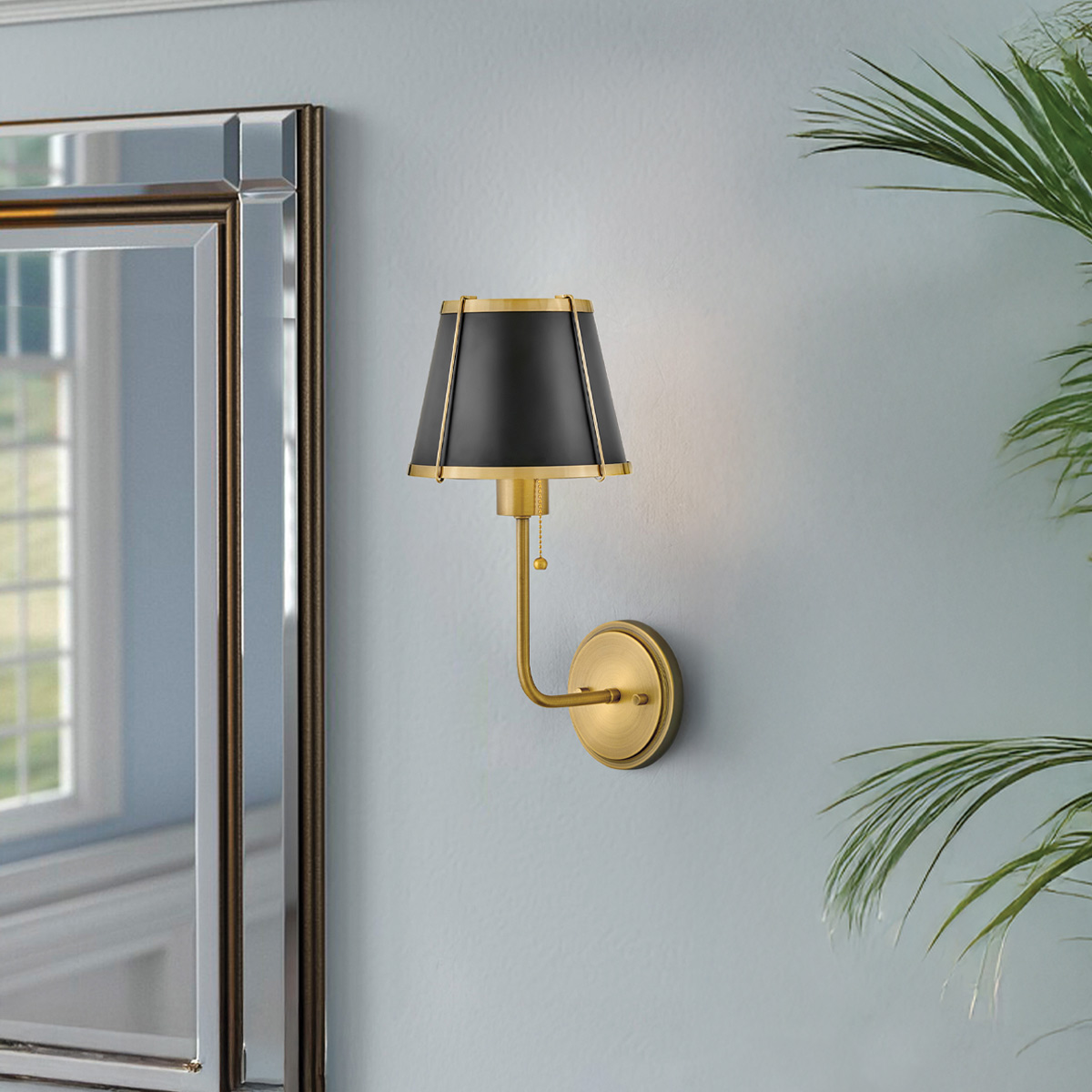 Clarke 40cm Mässing/svart vägglampa från Elstead Lighting - Clarke &auml;r en elegant v&auml;gglampa tillverkad av st&aring;l med en vacker finish i varm m&auml;ssing och en stilren svart sk&auml;rm.