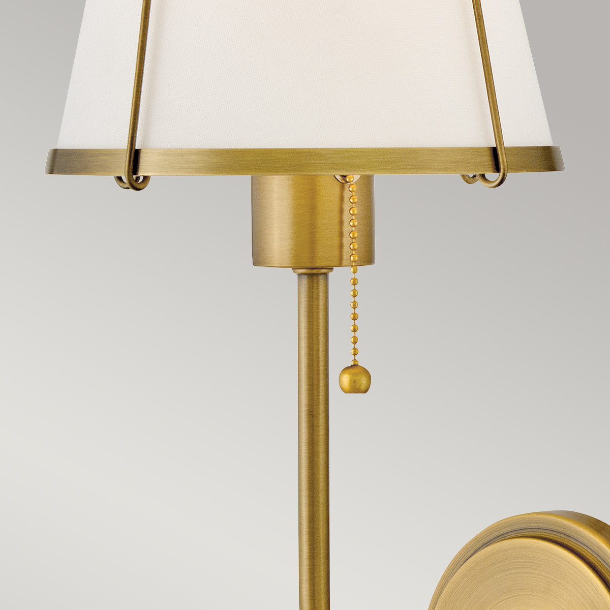 Clarke 40cm Mässing/vit vägglampa från Elstead Lighting - Clarke &auml;r en elegant v&auml;gglampa tillverkad av st&aring;l med en vacker finish i varm m&auml;ssing och en vit sk&auml;rm av linne.