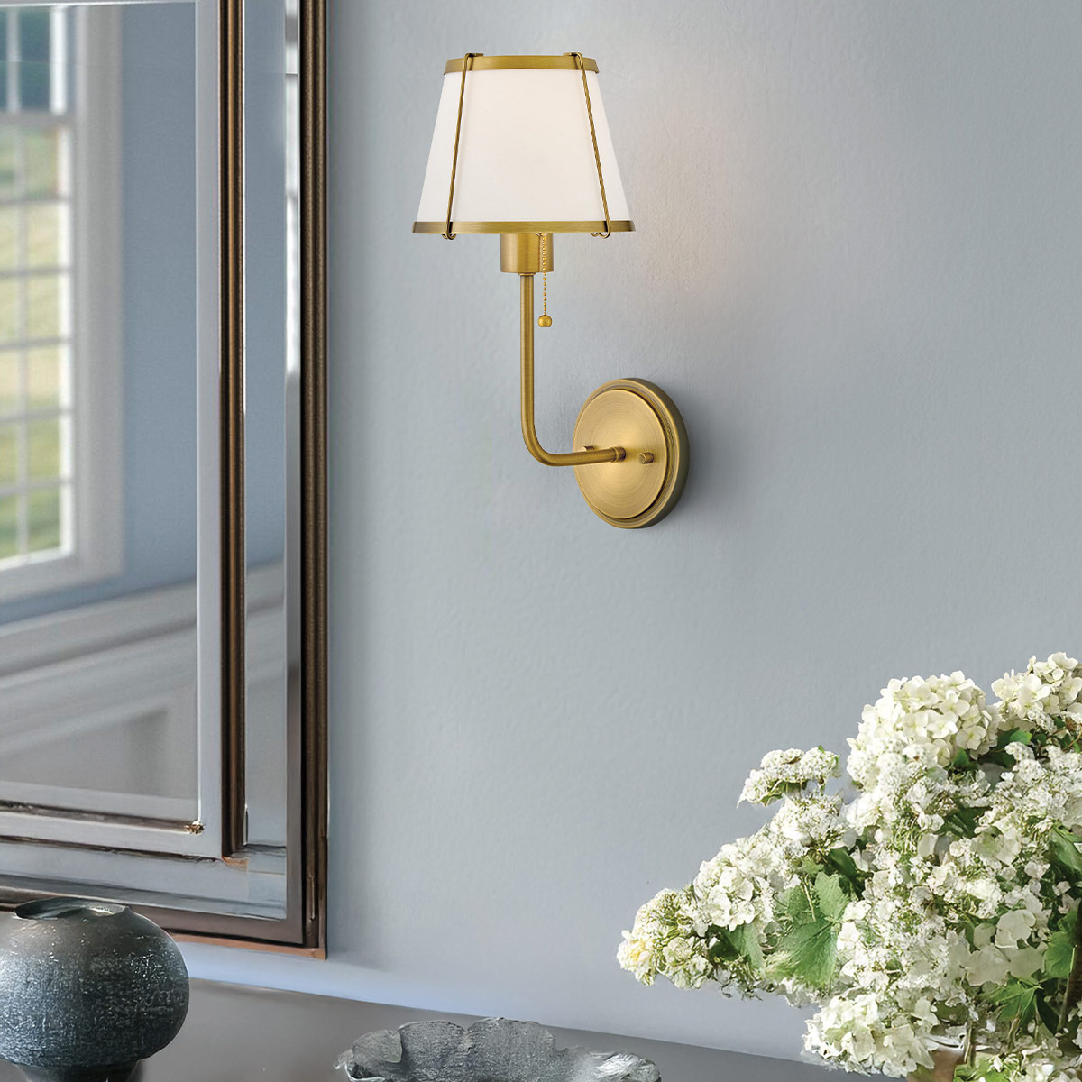 Clarke 40cm Mässing/vit vägglampa från Elstead Lighting - Clarke &auml;r en elegant v&auml;gglampa tillverkad av st&aring;l med en vacker finish i varm m&auml;ssing och en vit sk&auml;rm av linne.