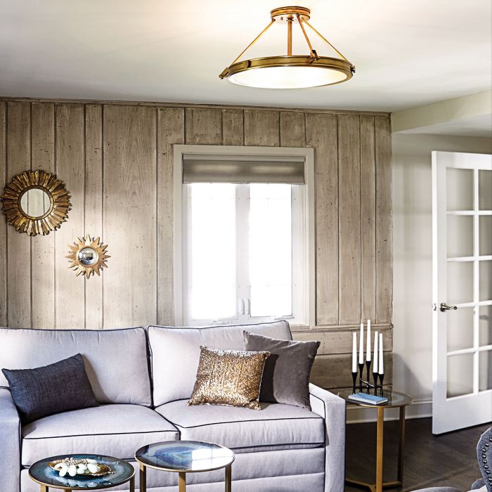 Collier Ø56 Antikmässing plafond från Elstead Lighting - Gjutna knappar, g&aring;ngj&auml;rn och st&auml;nger i en finish av klassisk m&auml;ssing ger en sofistikerad elegans som &auml;r b&aring;de modern och tidl&ouml;s.