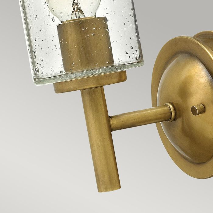 Collier 26cm Antikmässing vägglampa från Elstead Lighting - Gjutna knappar, g&aring;ngj&auml;rn och st&auml;nger i en finish av klassisk m&auml;ssing ger en sofistikerad elegans som &auml;r b&aring;de modern och tidl&ouml;s.
