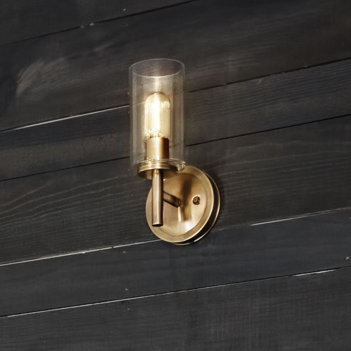 Collier 26cm Antikmässing vägglampa från Elstead Lighting - Gjutna knappar, g&aring;ngj&auml;rn och st&auml;nger i en finish av klassisk m&auml;ssing ger en sofistikerad elegans som &auml;r b&aring;de modern och tidl&ouml;s.