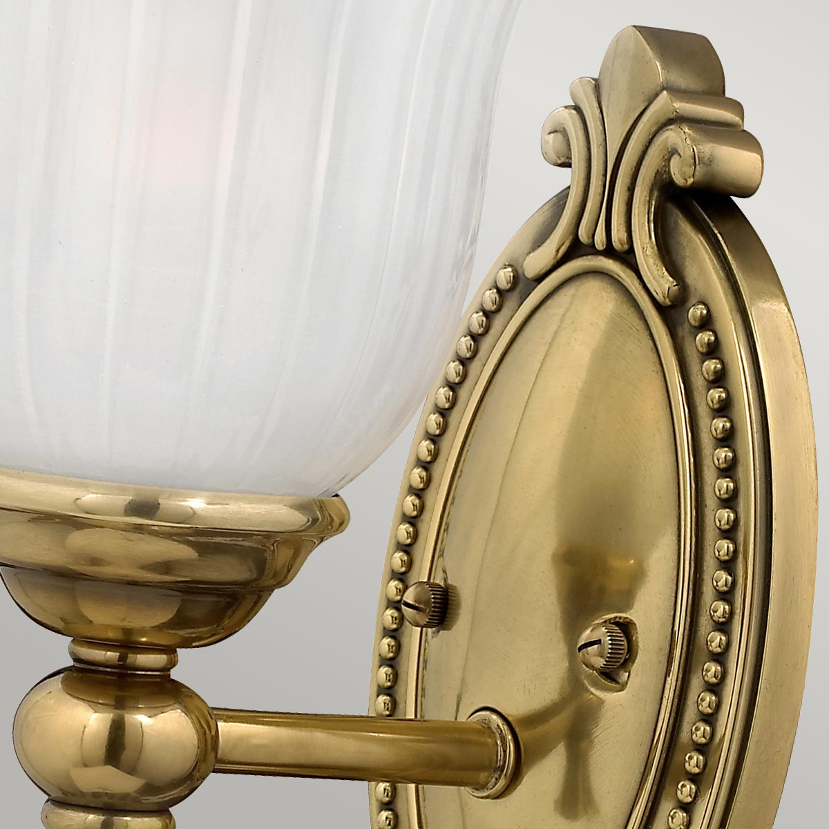 Francoise Ø15 Mässing badrumslampa från Elstead Lighting - Den har en vacker frostad glaskupa med r&auml;fflad design som sprider ett mjukt ljus, och den dekorativa m&auml;ssingsfoten ger en stilfull touch.