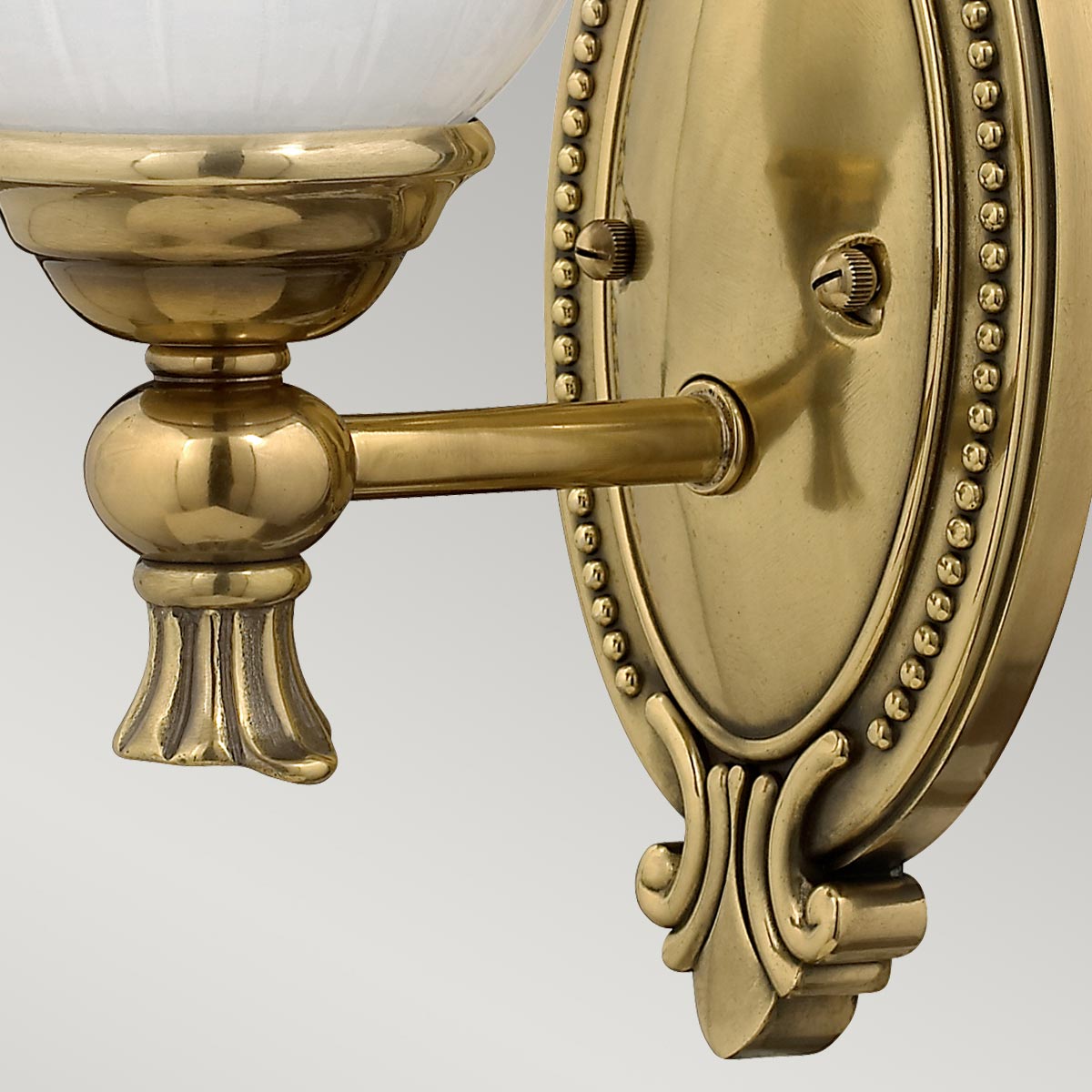 Francoise Ø15 Mässing badrumslampa från Elstead Lighting - Den har en vacker frostad glaskupa med r&auml;fflad design som sprider ett mjukt ljus, och den dekorativa m&auml;ssingsfoten ger en stilfull touch.